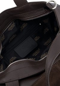 Brun lædertaske med tekstureret finish, der har lynlåslukning, sort indvendigt med logomønster og en indvendig lynlåslomme.