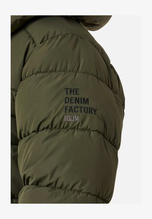 Zielona kurtka puchowa z pikowanym wzorem. Zawiera haftowany tekst "THE DENIM FACTORY" oraz "REG.TM" w kolorze czarnym i szarym.