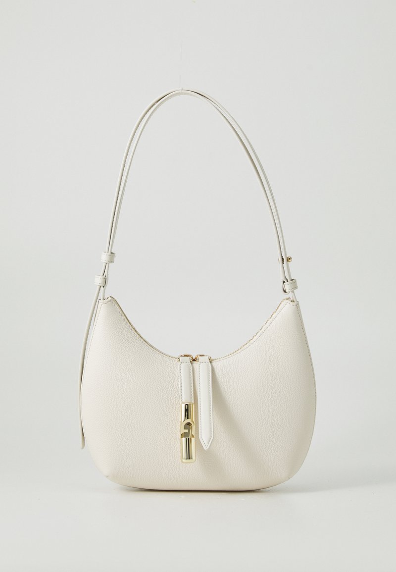 Bolsa de ombro em couro branco com um formato curvo, hardware dourado, dois zíperes e uma textura suave. Inclui uma alça ajustável.