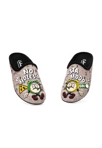Zapatillas de tela marrón con un interior negro, que presentan gráficos de relojes de dibujos animados y las frases en español "NO MOLESTAR" y "SIESTA MODO ON."