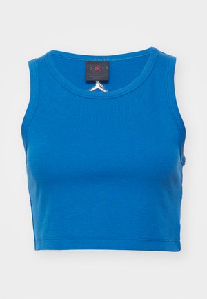 Sininen lyhyt tanktoppi, joka on valmistettu ribbikankaasta, jossa on pyöreä kaula-aukko ja pieni logotehoste keskellä.