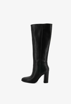 Stivale alto in pelle nera con punta quadrata e tacco robusto. Texture liscia con cuciture minime e senza dettagli di ferramenta visibili.