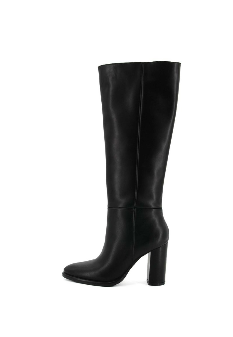 Stivale alto in pelle nera con punta quadrata e tacco robusto. Texture liscia con cuciture minime e senza dettagli di ferramenta visibili.