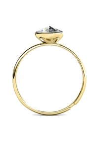 Anello d'oro con una fascia sottile, caratterizzato da un grande gemma triangolare trasparente incastonata in una montatura liscia e lucida.