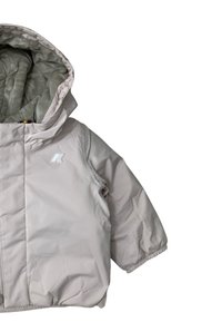 Lysebeige dunjakke med hætte, med gråt fleecefor, elastiske manchetter og en lille logo på brystet.