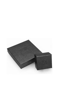 Cutii de cadou negre, una mare și una mică, realizate din hârtie texturată cu logo embosat, având un design elegant și minimalist.