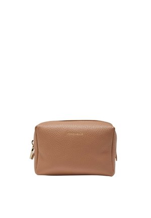Pochette cosmetica in pelle marrone con texture, forma rettangolare e dettaglio della cerniera dorata. Il marchio è delicatamente impresso sul davanti.
