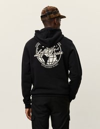 Czarna bluza z kapturem z białą grafiką globu i tekstem z tyłu. Wykonana z miękkiego materiału, ma kieszeń kangurką i sznurek do regulacji kaptura.