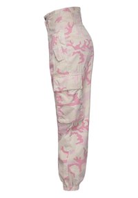 Vue de côté d'un pantalon cargo taille haute avec imprimé camouflage rose et beige et poignets élastiques aux chevilles.