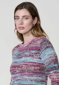 Suéter de punto multicolor con rayas horizontales en rosa, azul y malva. Tejido texturizado y suave con cuello redondo.