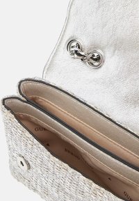 Borsa a busta con trama intrecciata e dettagli metallici argento. Presenta una chiusura a scatto e scomparti doppi foderati in tessuto beige.