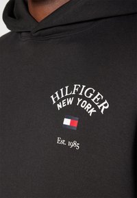Tommy Hilfiger Felpa con cappuccio - black
