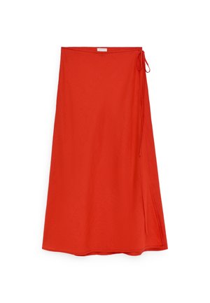 Jaskrawoczerwona spódnica kopertowa z wiązaną boczną sznurówką, o średniej długości i prostym wzornictwie, prezentowana na białym tle.