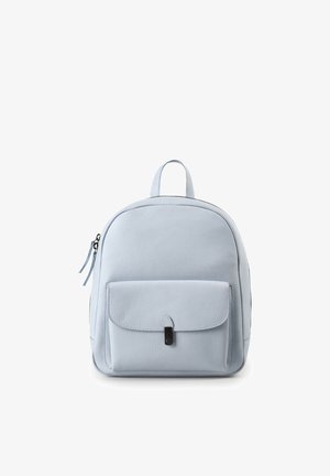 Hellblauer Lederrucksack mit Fronttasche mit Klappe und Reißverschluss, vor weißem Hintergrund dargestellt.