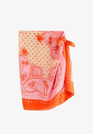 Lichtroze en oranje sjaal met patroon, aan één kant gebonden met palmbomen, stippen, harten en bloemmotieven.