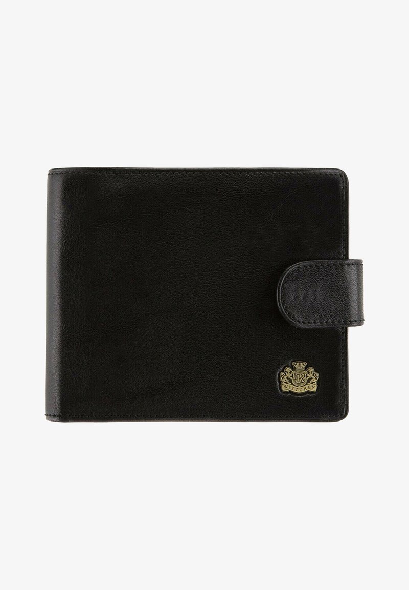 Czarny skórzany portfel o teksturowej powierzchni, z magnetycznym zapięciem i złotym akcentem z logo z przodu. Kompaktowy prostokątny kształt.