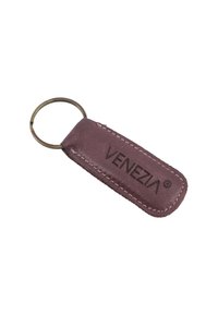 Kožený přívěsek na klíče s fialovým povrchem, zdobený kontrastním bílým prošíváním a embosovaným logem "VENEZIA". Přívěsek obsahuje kovový kroužek na klíče.