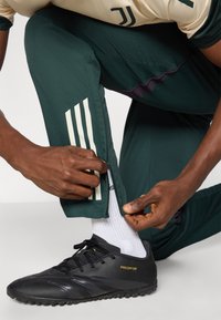 adidas Performance JUVENTUS PANT - Vereinsmannschaften - shadow green