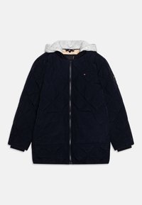 Granatowa pikowana kurtka z szarym kapturem, przednim zamkiem błyskawicznym oraz dwoma bocznymi kieszeniami. Posiada wewnętrzną podszewkę oraz wzór w karo na materiale.