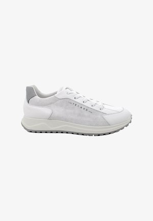 Scarpa da ginnastica atletica bianca con lati in mesh, chiusura con lacci, dettaglio grigio sul tallone e suola texturizzata per la trazione vista dal lato esterno.