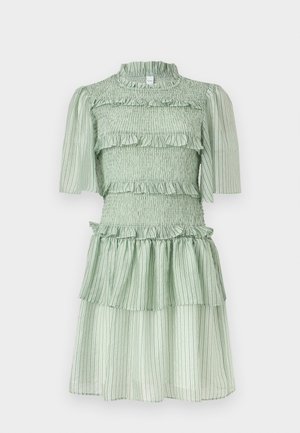 Mintgrønn kort kjole med puffede halv-ermer, smocket liv, horisontale volanger og et lagdelt skjørt med vertikale striper.