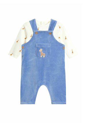 Niebieskie sztruksowe ogrodniczki dla niemowląt z przednią kieszenią, haftem żyrafy, nałożone na białą, długorękawową koszulkę z nadrukiem małych żyraf.