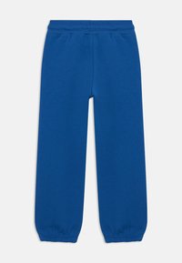 Blaue Sweatpants mit einem elastischen Bund, enganliegenden Bündchen und einer glatten Stoffstruktur. Einfaches Design ohne zusätzliche Muster oder Akzente.