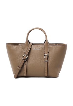 Braune Lederhandtasche mit strukturiertem Design, doppelten Obergriffen und einem verstellbaren Umhängeriemen. Mit silbernem Logo auf der Vorderseite.