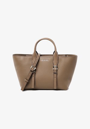 Braune Lederhandtasche mit strukturiertem Design, doppelten Obergriffen und einem verstellbaren Umhängeriemen. Mit silbernem Logo auf der Vorderseite.