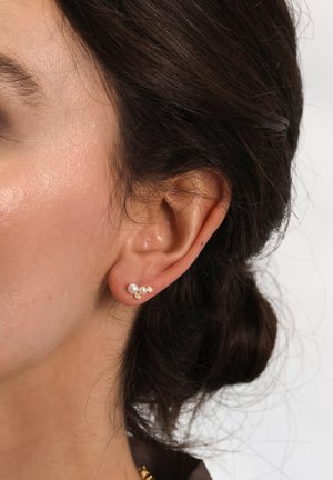 Drei-Stud-Ohrringe mit zwei weißen Perlen und einem goldfarbenen Diamanten, in einem engen Cluster-Design angeordnet, mit glatten Oberflächen und polierter Oberfläche.