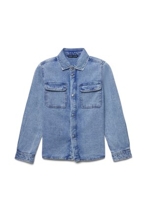 Camicia in denim azzurro chiaro con maniche lunghe, collo classico, chiusura con bottoni, due tasche sul petto e una texture leggermente sbiadita.