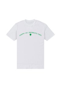 Bílé bavlněné tričko s zeleným textem "ŠŤASTNÝ DEN SVATÉHO PATRIKA!" a zeleným obrázkem čtyřlístku pod nápisem.