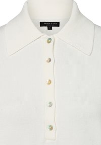 Wit gebreid polo shirt met een kraag, voorzien van zes parelmoer knopen aan de voorkant. Label met de tekst "Marie Lund, Kopenhagen."