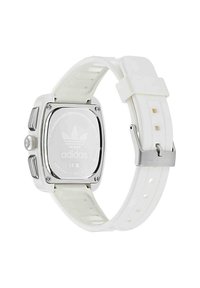 Ceas cu curea din cauciuc alb, având un cadran pătrat din oțel inoxidabil, cu un logo Adidas argintiu pe partea din spate și închidere cu cataramă metalică.