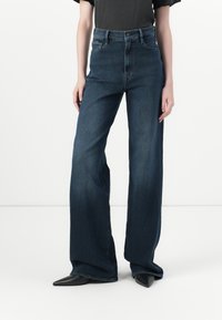 Jeanși din denim întunecat, cu picioare largi, având talie înaltă, buzunare frontale și o textură netedă, accentuați de un închidere cu nasture și brâuri pentru curea.