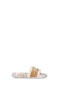 Infradito con una larga fascia beige con testo in rilievo, una base crema texturizzata e una suola decorata con un design a mappa.