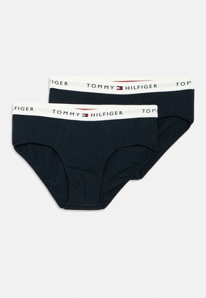 To par navy bomuldsunderbukser med hvid elastiklinning med "TOMMY HILFIGER" logo i rødt og navy. Traditionelt underbukse snit.