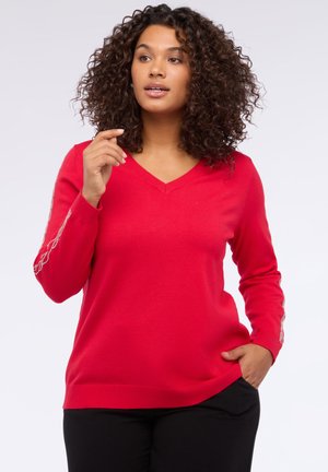 Czerwony sweter dzianinowy z dekoltem w kształcie litery V i długimi rękawami. Posiada dekoracyjne detale na rękawach. Miękka tekstura, luźny krój.