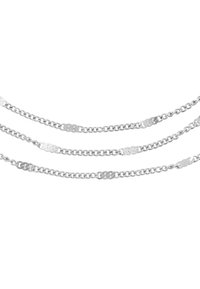 Srebrny naszyjnik łańcuszkowy z trzema pasmami wzajemnie połączonych ogniw, z polerowanymi i teksturowanymi sekcjami dla kontrastu wizualnego.
