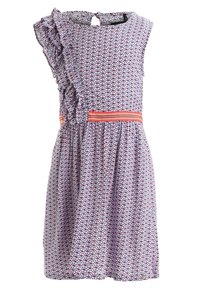 Lilla kjole med en flæse på venstre skulder, prydet med et blomstermotiv i rød og blå, en orange talje og en knaplukning bagpå.