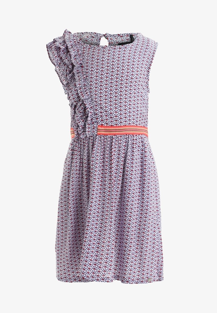 Lilla kjole med en flæse på venstre skulder, prydet med et blomstermotiv i rød og blå, en orange talje og en knaplukning bagpå.