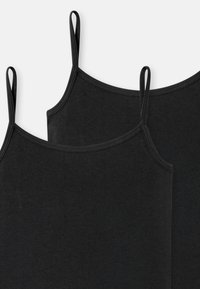 Camicette in cotone nero con spalline sottili, caratterizzate da un design semplice e una texture liscia. Due pezzi esposti uno accanto all'altro.