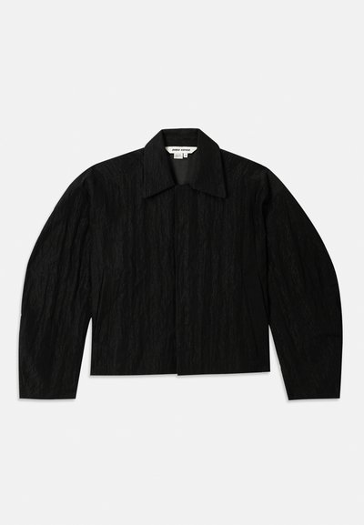 Schwarze kurz geschnittene Jacke mit strukturierter Oberfläche, weitem Kragen und langen, leicht taillierten Ärmeln. Verfügt über einen verdeckten Frontverschluss.