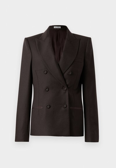 Hnědý dvojitý blazer s špičatými klopami, dvěma předními kapsami a tmavými knoflíky, vyrobený z hladké látky s jemným leskem.