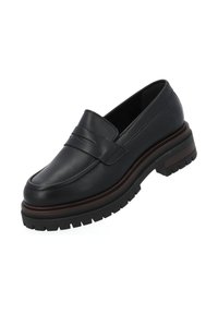Zwarte leren instapper met stevige rubberen zool, moc toe stiksels en een band over de vamp, weergegeven op een witte achtergrond.