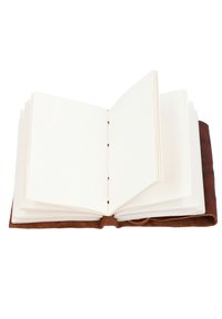 Hnědý kožený zápisník s prázdnými stránkami, se zdůrazněným šitím podél hřbetu a texturovaným obalem.