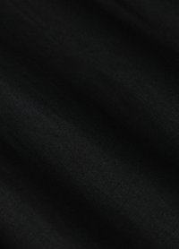 Tissu noir avec une texture lisse, présentant des variations subtiles d'ombre et un motif de tissage uniforme. Convient à diverses applications.
