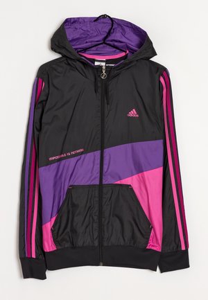 Sort Adidas lynlåstrøje med lilla og pink diagonale paneler, hætte, forlommer og teksten "Impossible is Nothing" på venstre bryst.