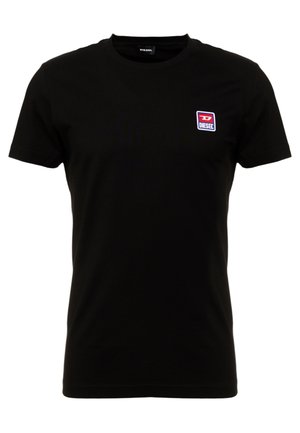 Czarny t-shirt z krótkim rękawem i okrągłym dekoltem, z małą naszywką z logo Diesel w kolorach czerwonym, białym i niebieskim na lewej stronie klatki piersiowej.