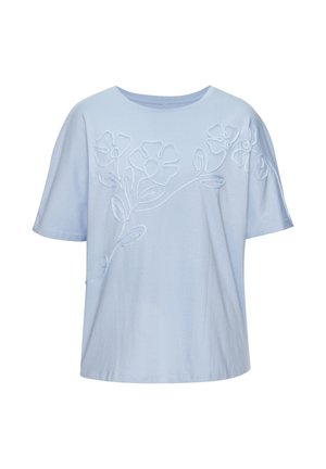 Chemise bleu clair à manches courtes avec col rond et motif floral blanc brodé sur la poitrine et les épaules.